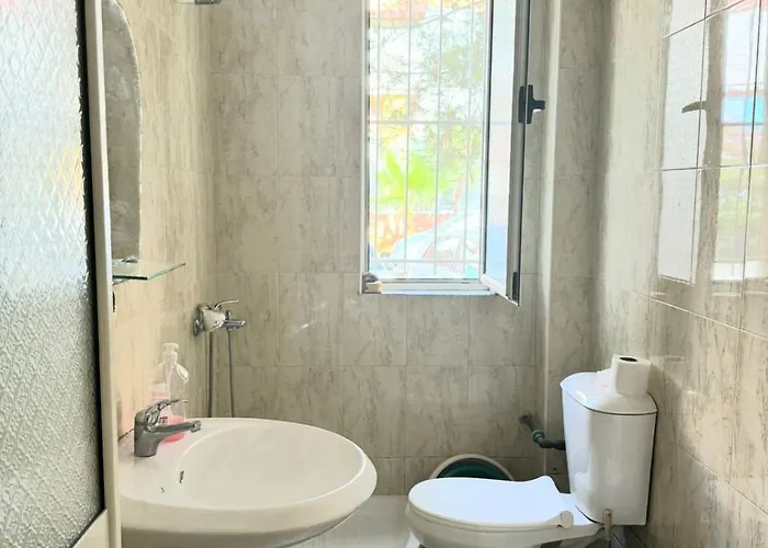 Ground Floor In Next To Flower Self Check In 100m To Appartamento Golem (Tirana)